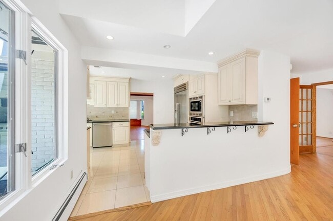 Building Photo - 18 Parkside Dr