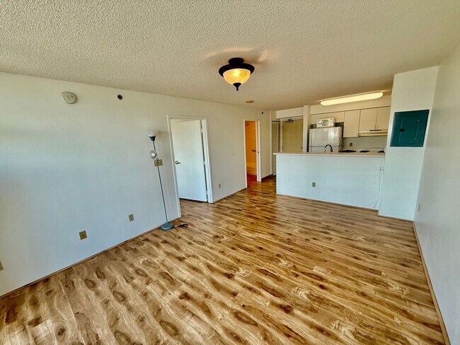 Building Photo - 1BD/1BA/1 Covered Parking