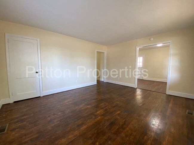 Building Photo - Colonial Heights