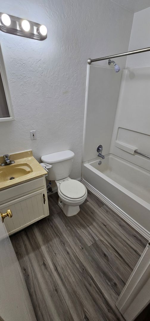 Building Photo - For Rent 3 bed 3 bath Plus 4th room or Off...