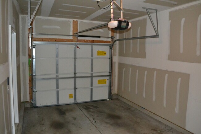 Building Photo - Great Townhome in Abbotts Glen!