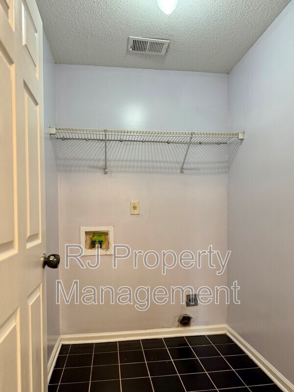 Building Photo - 5353 Farm Ridge Dr