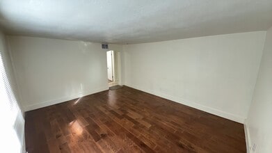 Building Photo - Beautiful Two bedroom , Holladay; 800 sq ft; New Flooring