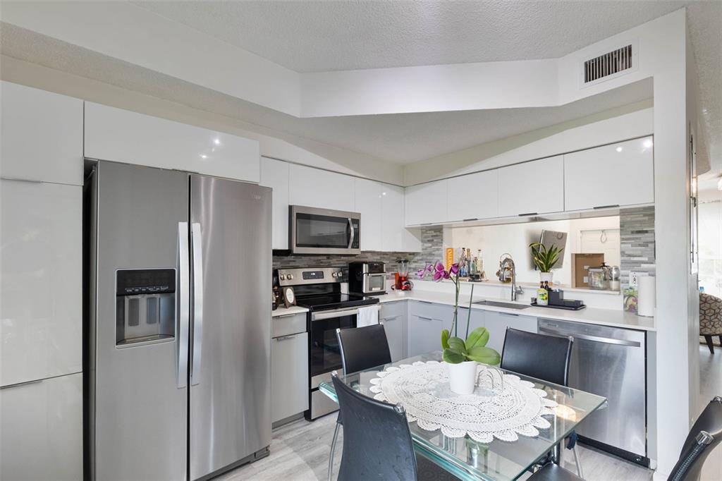 Building Photo - 9925 NW 57th Mnr