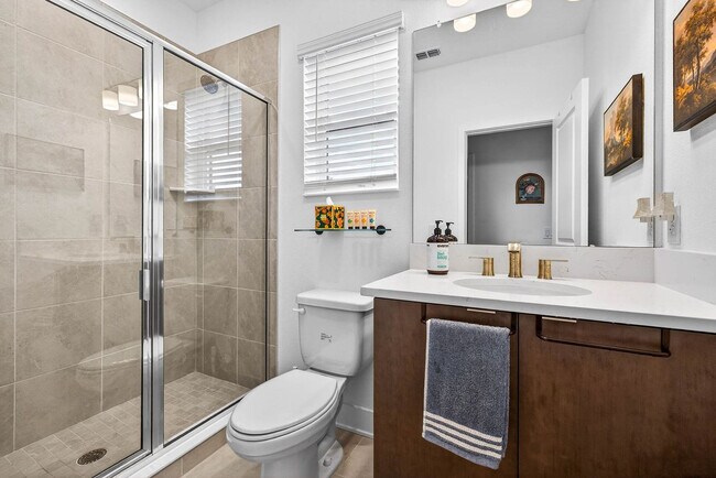 Building Photo - 1734 W Cherry St