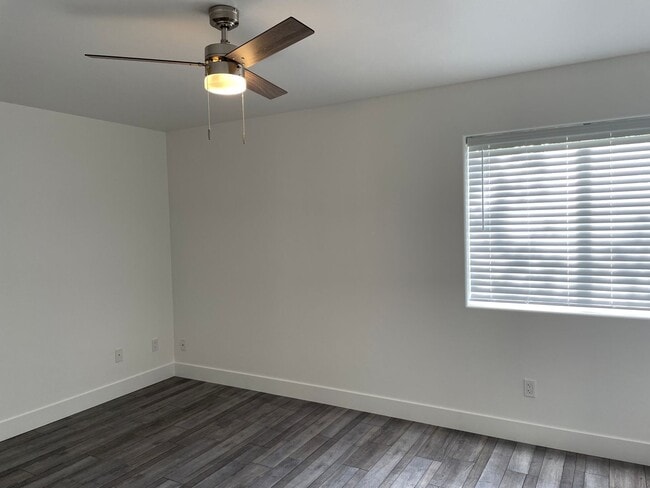 Building Photo - Beautifully Updated 2 Bed / 2.5 Bath Duplex in SW Redmond – Move-In Ready!