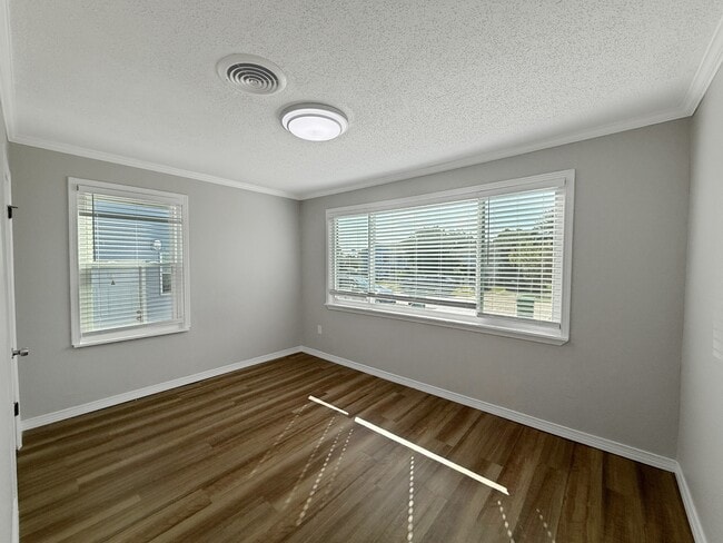 Building Photo - 911 Central Ave