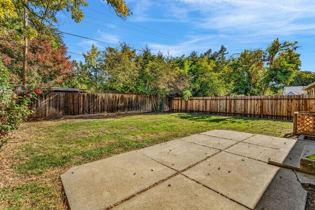 Building Photo - 5 bedrooms. Remodeled.Get ½ Off Your First Month’s Rent! Sign a lease and move in within 30 days—...