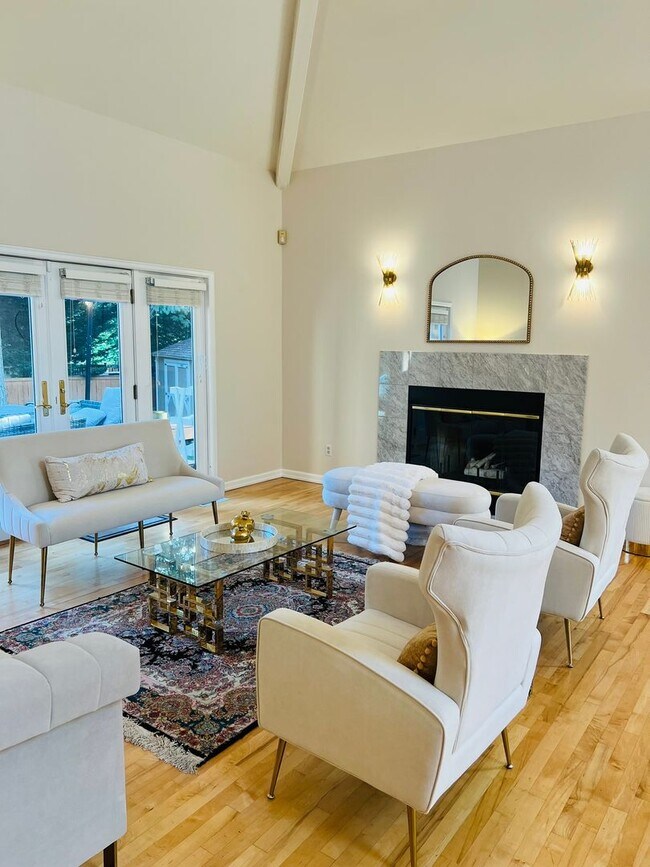 Building Photo - Beautiful and Spacious 3BD + Den