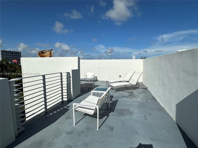 Building Photo - 3062 Bird Ave