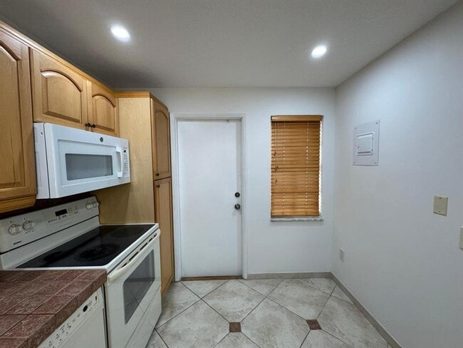 Building Photo - 3200 N Palm Aire Dr