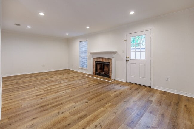 Building Photo - 3/2 Townhouse near USA! GATED! Students Welcome!