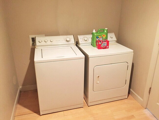 Building Photo - 606 W S Temple St