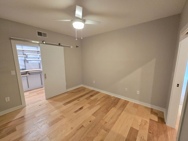 Building Photo - Spacious 2/2 Oak Lawn Condo w/ All Applian...