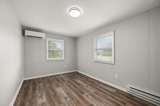 Building Photo - Charming Bi-Level for rent in Milford, $2,...
