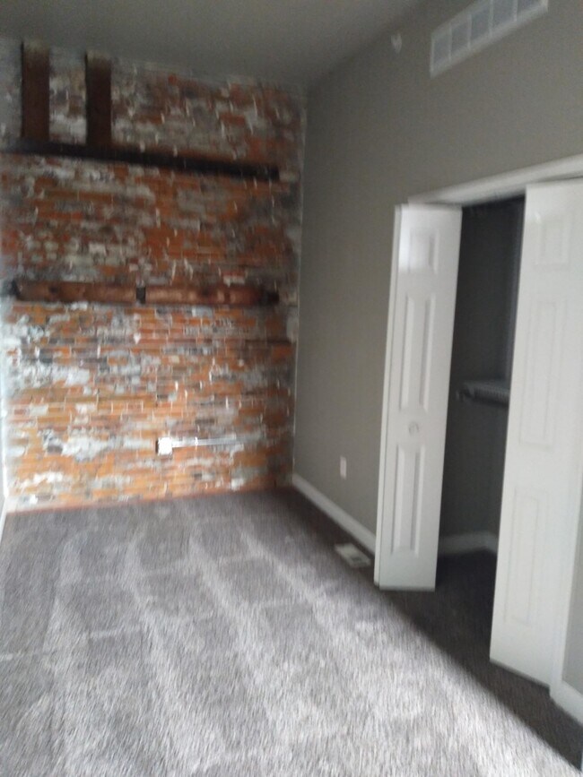 Building Photo - 427 Brady St