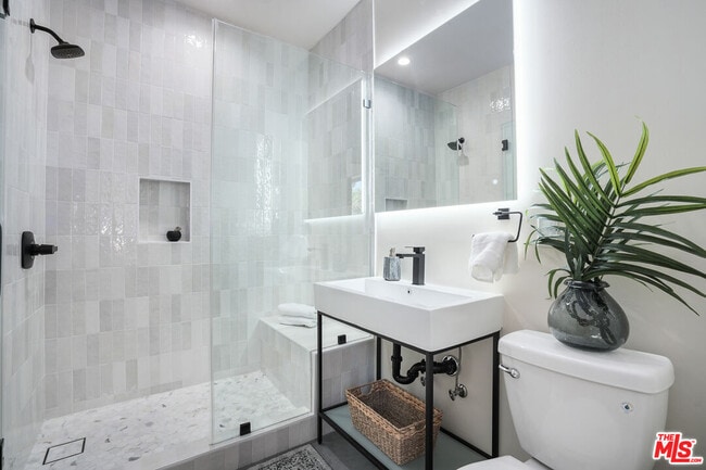 Building Photo - 976 Hyperion Ave