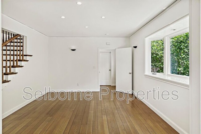 Building Photo - 25 Selborne Dr