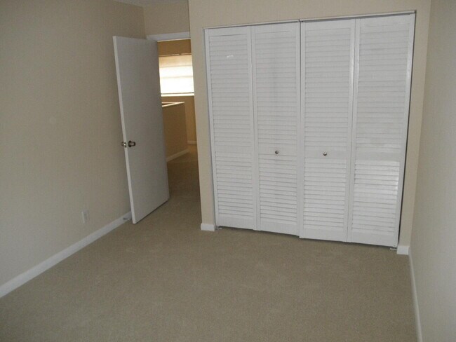 Building Photo - 721 Cypress Way E