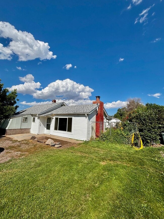 Building Photo - Spacious 2 Bedroom one bath duplex!!