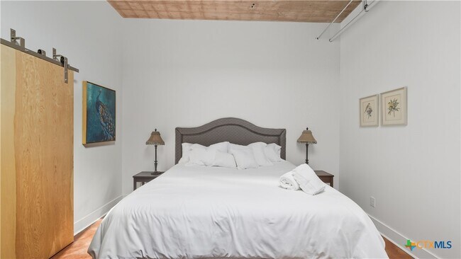 Building Photo - 222 Losoya St