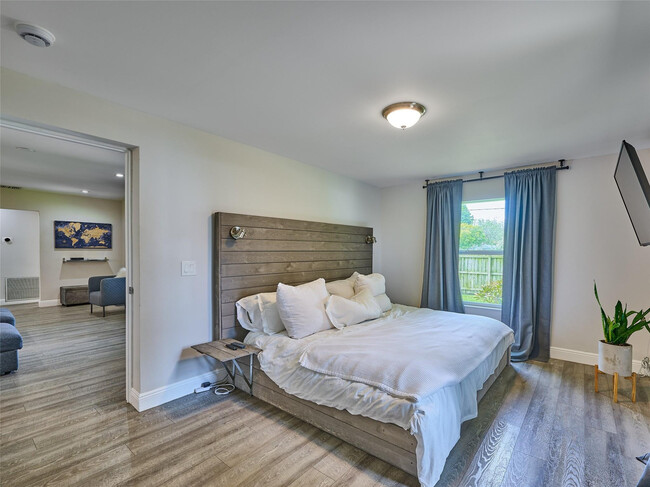 Building Photo - 801 NE 15th St