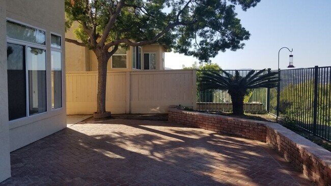 Building Photo - Fantastic and large home with forever view...