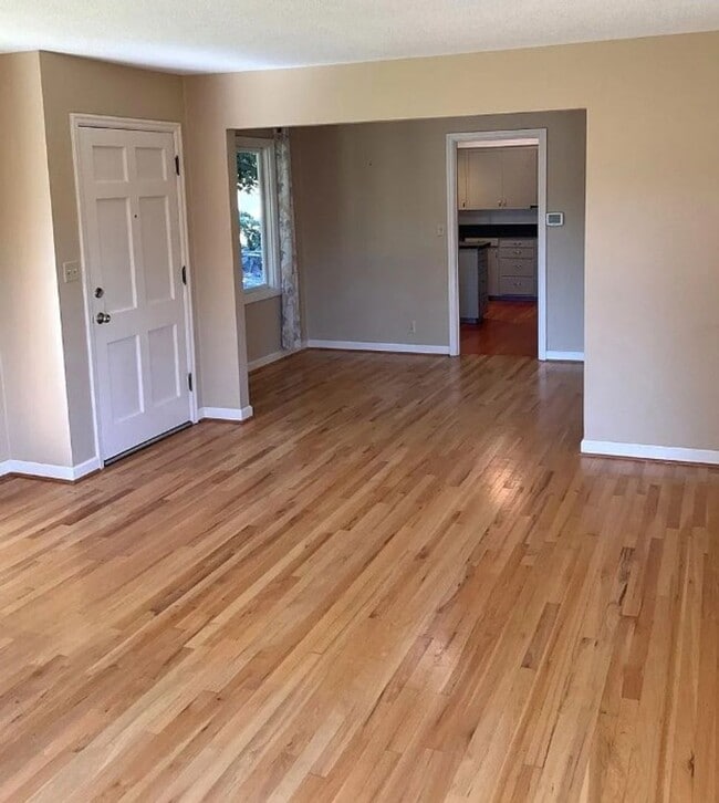 Building Photo - Charming Maplewood SFH with garden beds, fruit trees and finished basement