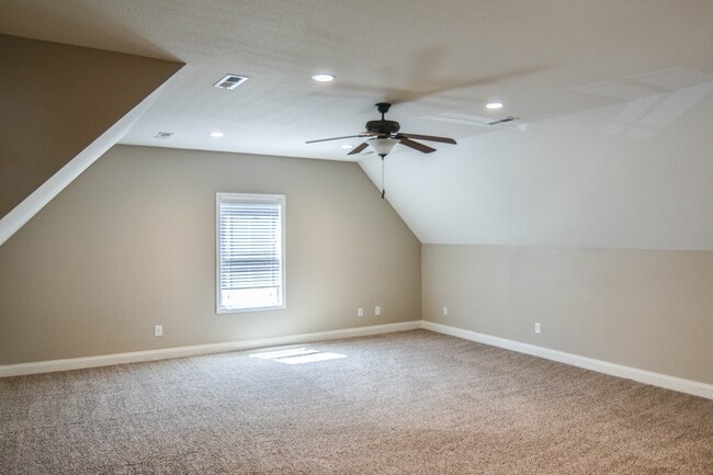 Building Photo - Dog Friendly Three Bedroom in Rossview!