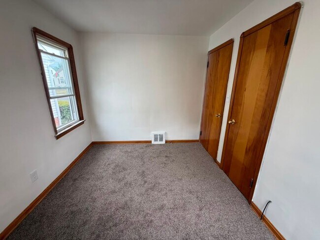 Building Photo - 3-BED, 1 BATH BEAUTIFUL SINGLE- FAMILY HOME IN MAPLE HEIGHTS!