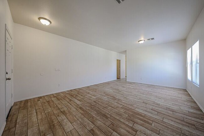 Building Photo - Stylish 4BD , 2 BA Home with Remodeled Bac...