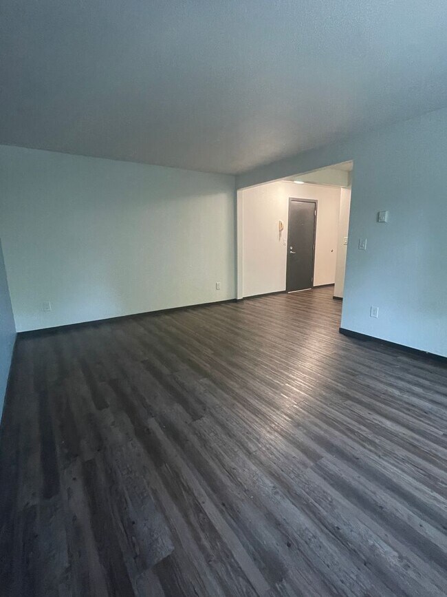 Building Photo - 2110 NE 65th St