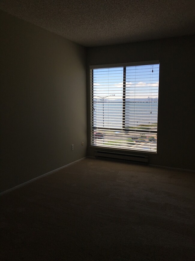 Building Photo - Large 1 bedroom 1 bath with an Amazing Bay...