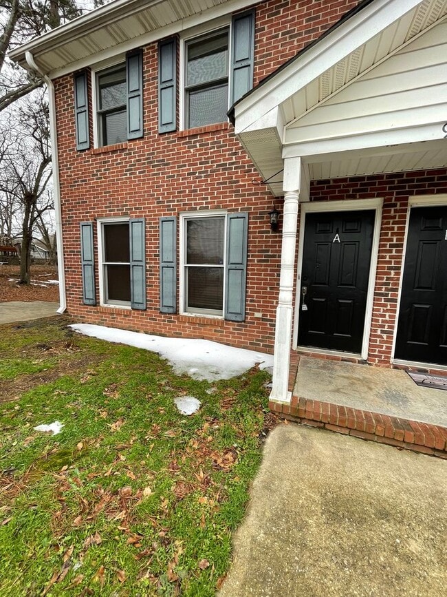 Building Photo - Lovely 2 bedroom 1.5 Bath  Townhome in Cit...