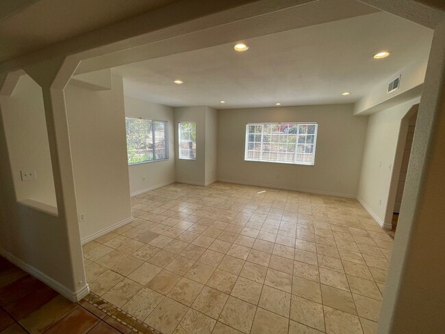 Building Photo - 4527 Hollister Ave