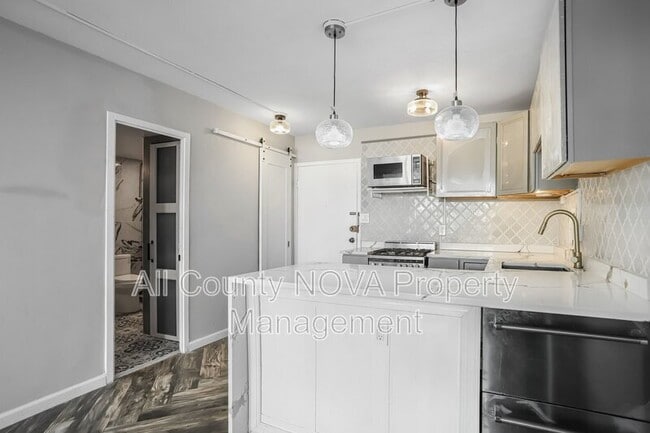 Building Photo - 922 24th St NW