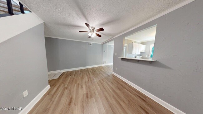 Building Photo - 831 N Oleander Ave