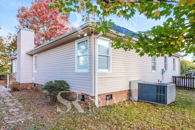 Building Photo - This lovely home is ready for your persona...