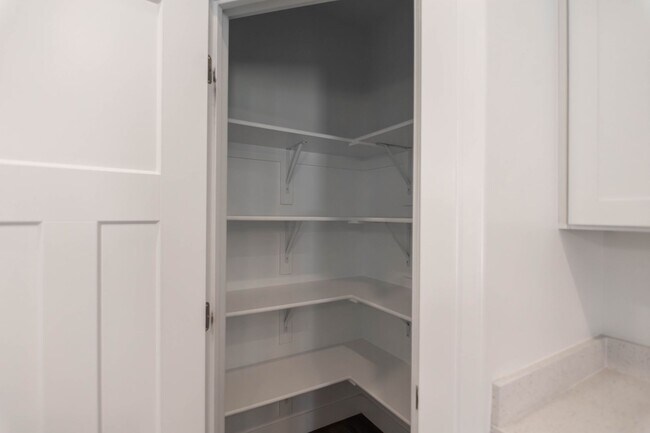 Building Photo - Beautiful 4 Bedroom Townhome in Saratoga Springs!