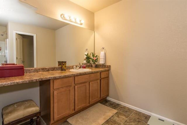 Building Photo - Excellent Town Home 3 Bedroom 2.5 Bath hom...