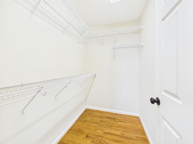 Building Photo - Bright & Spacious 4-Bedroom Home Located i...