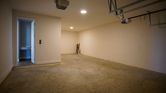 Building Photo - 12182 Eastmoor Dr