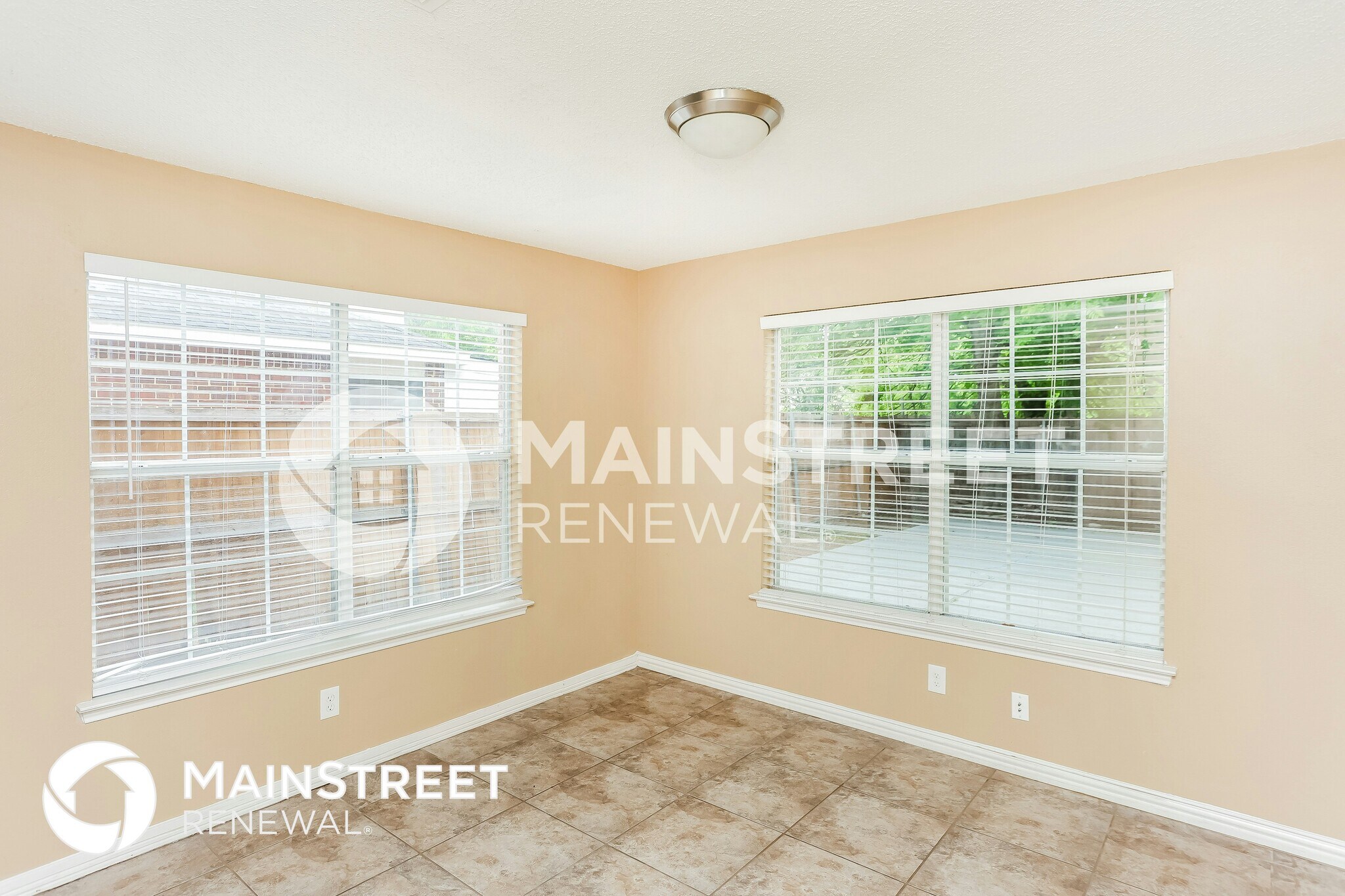 Building Photo - 2425 Bennington Dr