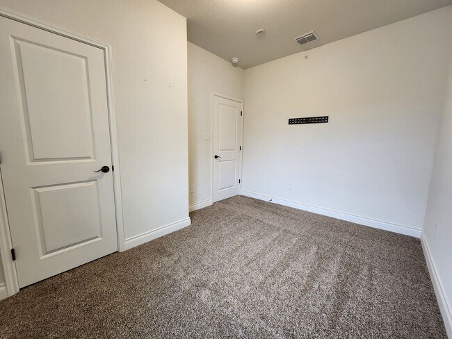 Building Photo - 3/2.5/1.5 Fourplex with Granite Countertops, 9ft Ceilings, Fridge, Washer, Dryer / NBISD