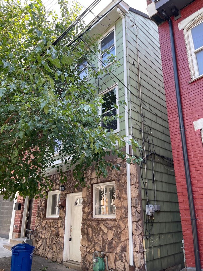Building Photo - FABULOUSLY RENOVATED 4BR, 2Bath HOME IN TH...