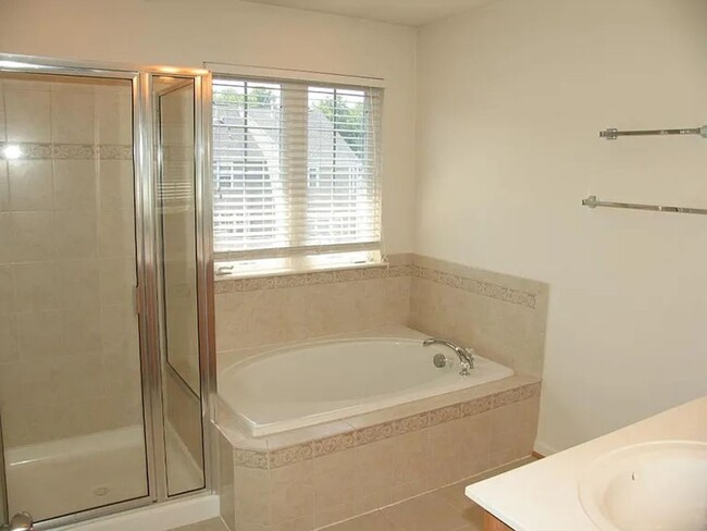 Building Photo - Beautiful townhome - 4BR, 2.5 Ba in a grea...