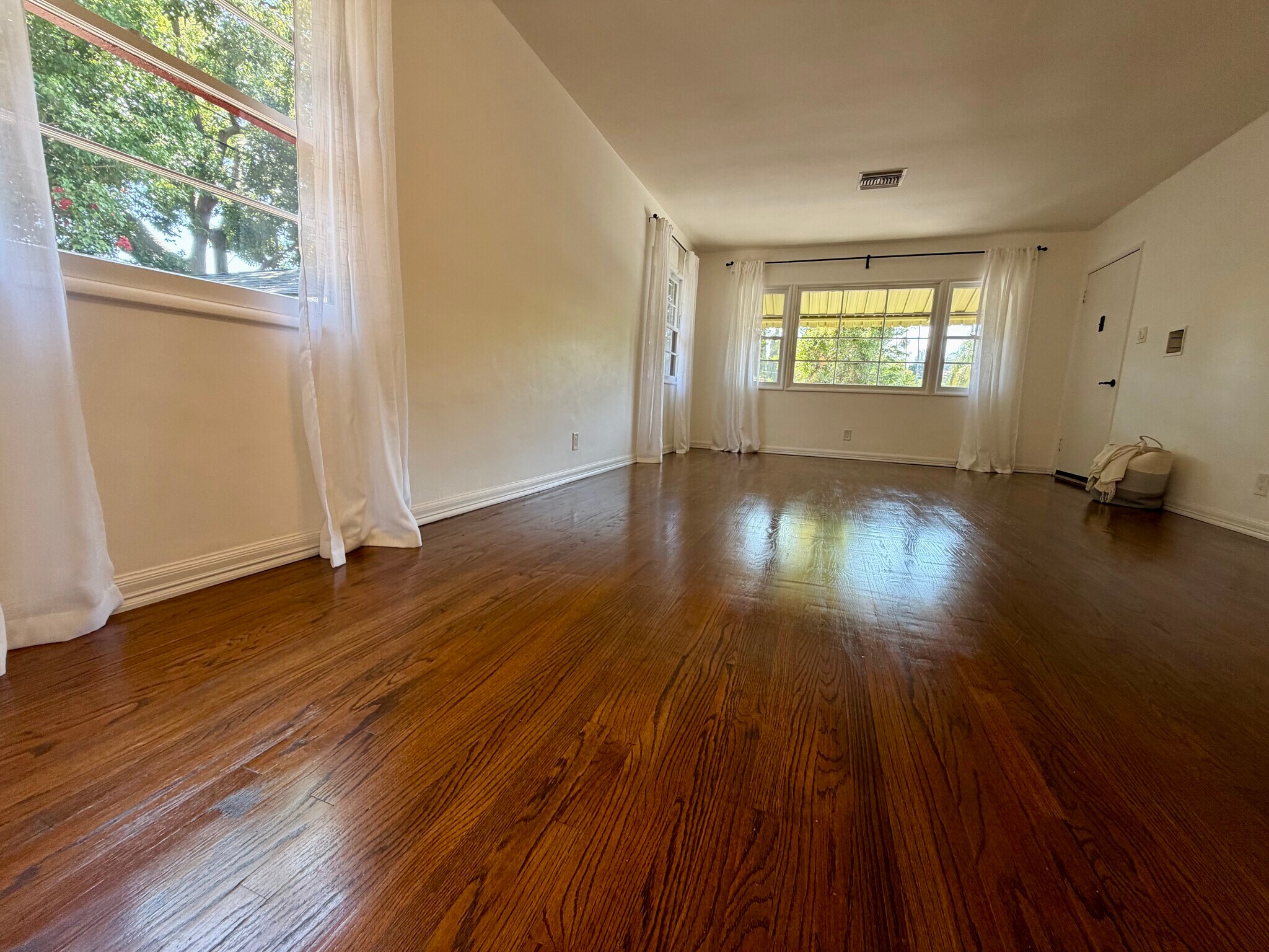 Living Room - 2101 Laverna Ave