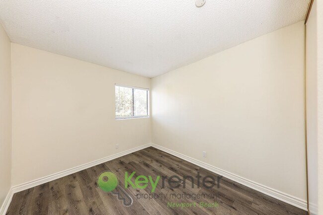 Building Photo - Exclusive Newport Terrace Condos - Trails to the Beach!