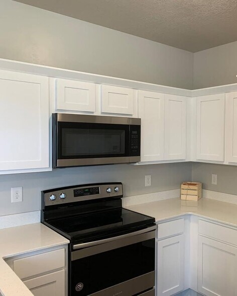 Building Photo - 1831 W Newcastle Ln