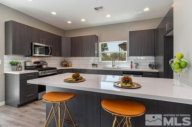 Building Photo - Modern Midtown Living